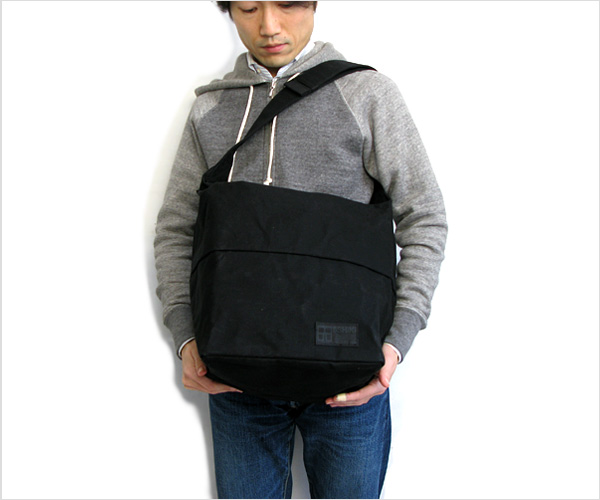 6SHiKi（ロクシキ）『Full』 ショルダーバッグ（ブラック）