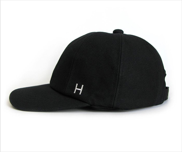 HICOSAKA（ヒコサカ）“H”ロゴ 8パネルキャップ（ブラック）