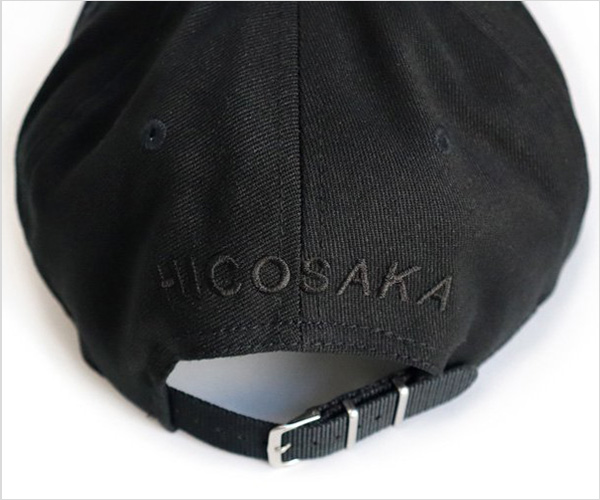 HICOSAKA（ヒコサカ）HICOSAKA×“FLEXFIT 110”キャップ（ブラック）