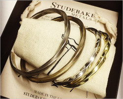STUDEBAKER METALS(スチュードベーカー メタル)ツイストカフ バングル