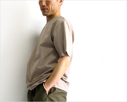 comm. arch.（コム・アーチ）ダブルレイヤード S/S Tシャツ